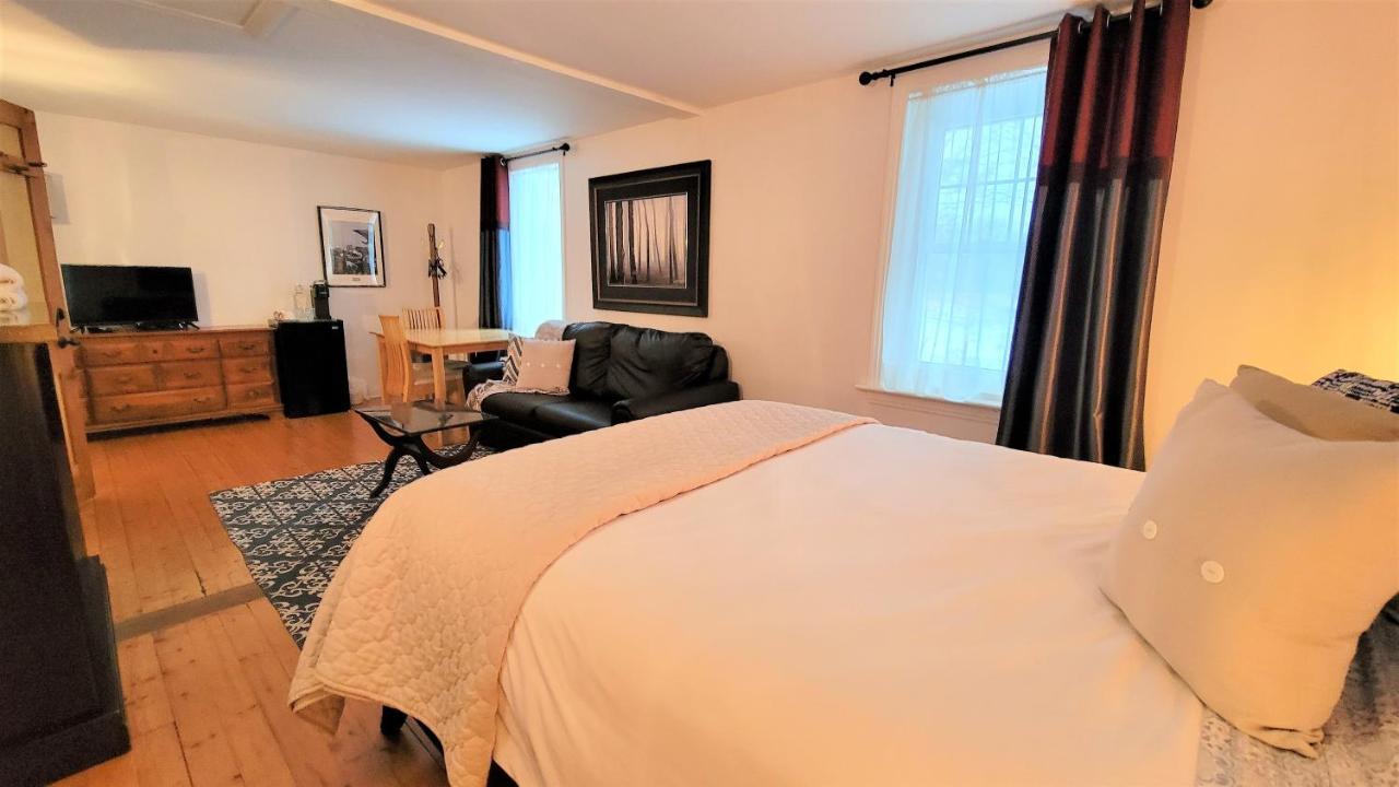 Auberge Du Vignoble Bromont Exterior photo